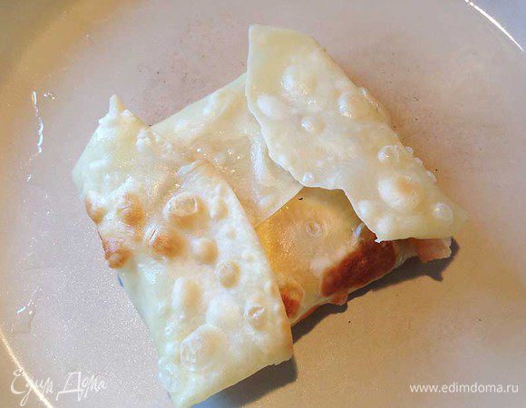 Сложить блин конвертиком и перевернуть. Готовить еще секунд 30. 
