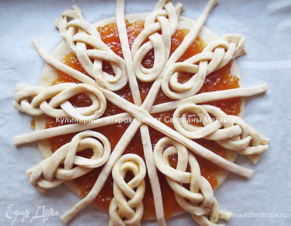 Получается 8 косичек.
Далее крестообразно выкладываем 4 полоски.
Обрезаем лишние концы.