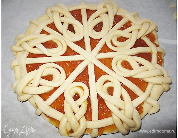 Пропускаем полоску по окружности, под косичкой, над перпендикулярной полоской и опять, под косичкой и над полоской и  так по всему кругу.
Заворачиваем вниз под основную лепешку концы косичек и отдельных полосок.