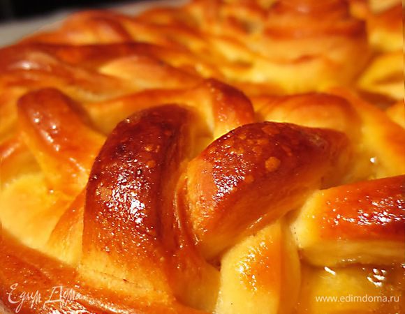 Пирог смазываем взбитым желтком и оставляем на 30 минут
Выпекаем при температуре 180 градусов до золотистого цвета