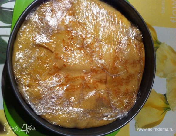 Закрываем свободными краями первых блинов верх формы, накрываем пленкой и убираем торт в холодильник, минимум на три часа. Я готовила поздно вечером, поэтому убрала торт на ночь.