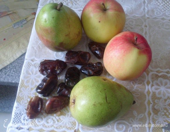 Выбрать вкусные, ароматные яблоки и груши. Очистить финики от косточек.