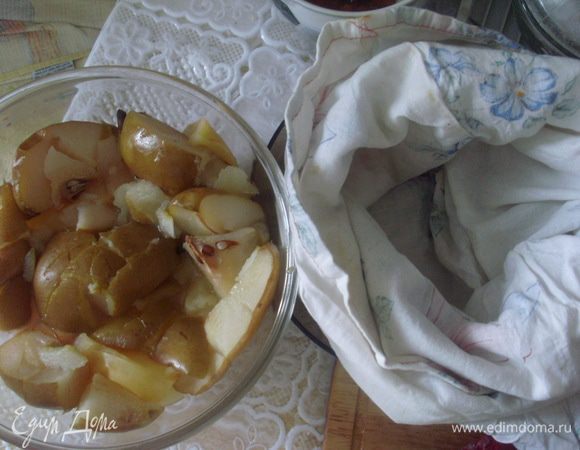 Нарезать груши и яблоки на четвертинки. Сложить с емкость для микроволновки и накрыть крышкой. Запекать 10 минут, до полного размягчения фруктов. Сложить мягкие фрукты в плотный хлопчатобумажный мешок (у меня двойной) и отжать сок.