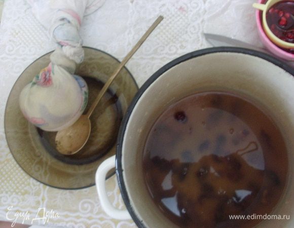 В мешке останется жмых размером около 1 яблока. Порезать финики. Добавить их к соку.