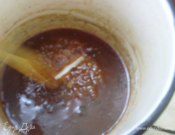 Варить на небольшом огне, постоянно помешивая деревянной лопаткой, до того момента как лопатка станет оставлять четкий след на дне.