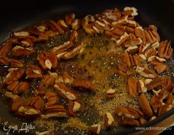 Орехи выложить в сухую сковороду, добавить сахар, соль и карри и прогревать на среднем огне секунд 30, затем влить 1 ч. ложку воды и дать сахару полностью раствориться.