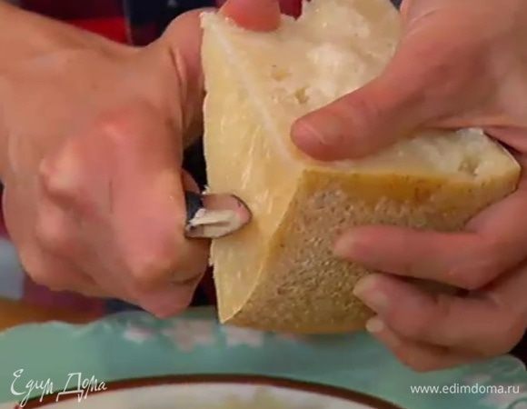 Пекорино нарезать тонкими хлопьями (можно воспользоваться овощечисткой).