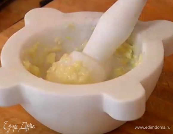 Чеснок почистить и растереть в ступке со щепоткой соли.