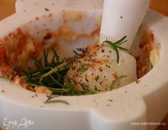 Приготовить маринад: в ступку с чесноком добавить паприку, пеперончино, лавровый лист, растереть все вместе, влить 2 ст. ложки оливкового масла, добавить листья тимьяна и листья с 1 веточки розмарина, поперчить и еще раз перемешать.