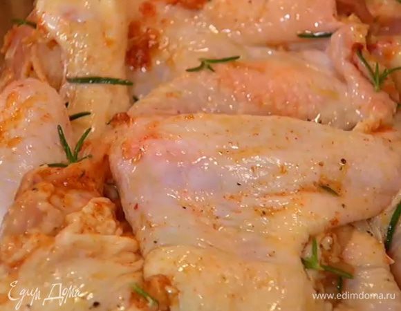 Выложить куриное мясо в глубокую посуду, смазать со всех сторон маринадом и оставить на 30 минут.