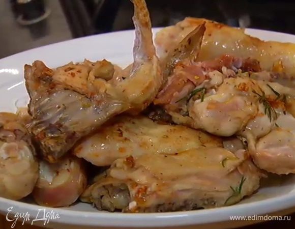 Разогреть в большой сковороде 1 ст. ложку оливкового масла, выложить кусочки цыплят и обжарить со всех сторон до золотистой корочки, затем переложить на блюдо.