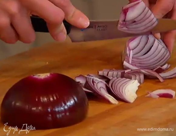 Лук почистить и нарезать дольками.