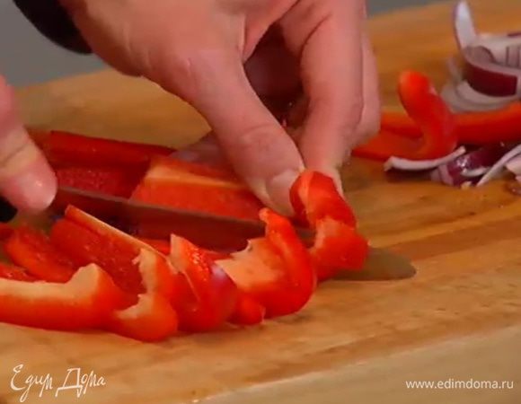Сладкий перец, удалив семена и плодоножку, нарезать полосками.