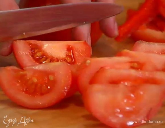 Помидоры нарезать дольками.