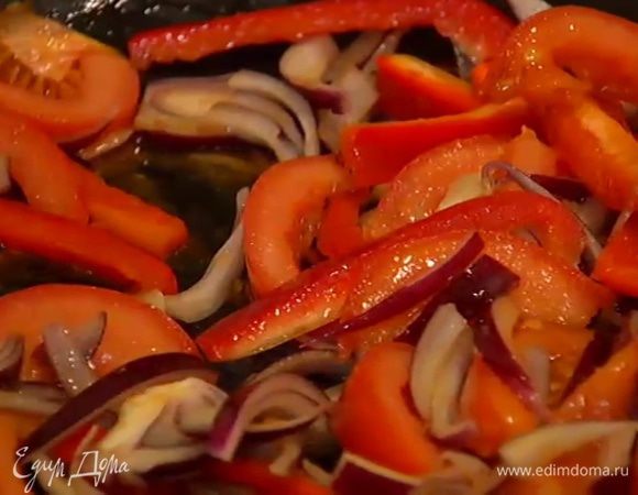 В сковороде, где жарилось куриное мясо, разогреть оставшееся оливковое масло, выложить лук, сладкий перец и помидоры, посолить и томить 5–7 минут до мягкости.