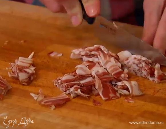 Сало нарезать маленькими кусочками.