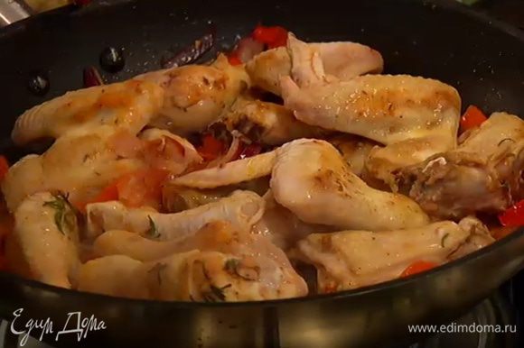 Когда овощи практически будут готовы, добавить сало, перемешать, немного обжарить, затем выложить в сковороду кусочки цыплят.