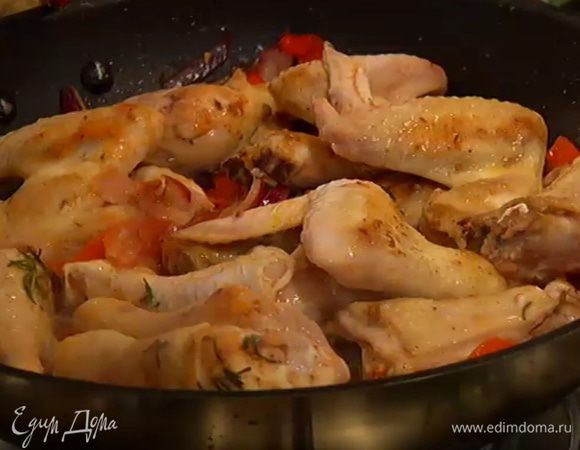 Когда овощи практически будут готовы, добавить сало, перемешать, немного обжарить, затем выложить в сковороду кусочки цыплят.
