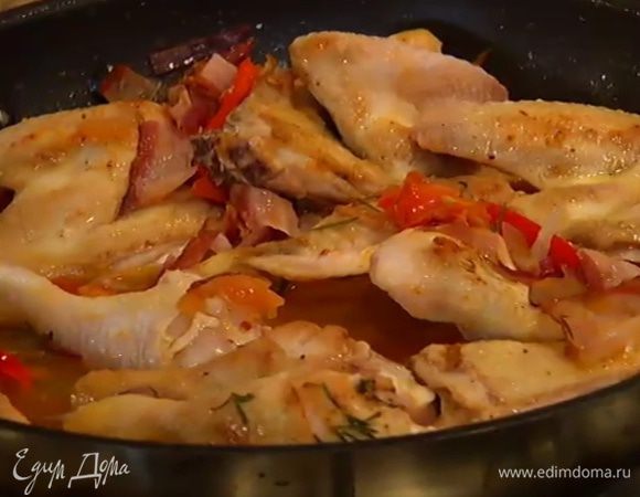 Влить вино и бульон, закрыть сковороду крышкой и тушить все на медленном огне 30–35 минут.