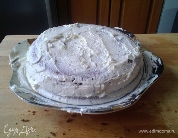 Приготовить заранее крем. Взбить масло и сгущённое молоко в миксере до белого цвета. Промазать корж нижний, пока горячий и накрыть второй половиной торта.