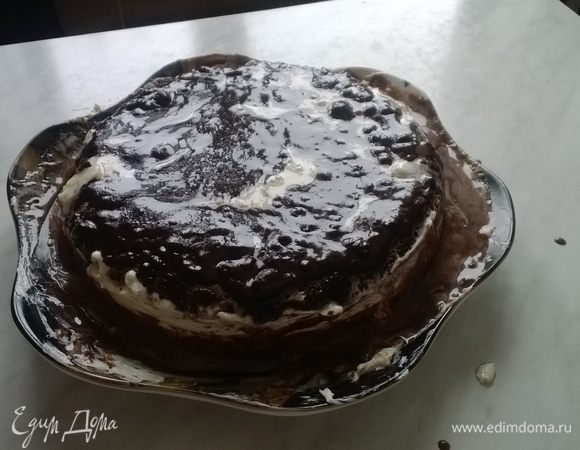 Приготовить глазурь. В маленький ковш металлический положить все компоненты для глазури, довести до кипения, постоянно помешивая ложкой. И залить торт горячей глазурью. Убрать лишние подтёки с тарелки и положить торт на пропитку в холодное место на 1,5-2 часа. Приятного аппетита!