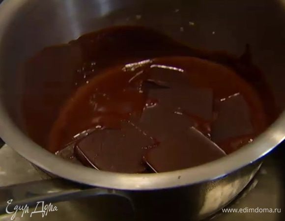 Шоколад растопить на водяной бане.