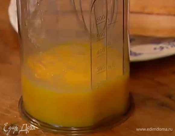 Яйца слегка взбить миксером.