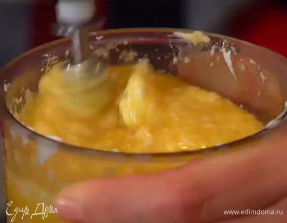 Добавить маскарпоне и немного взбить все на медленной скорости.