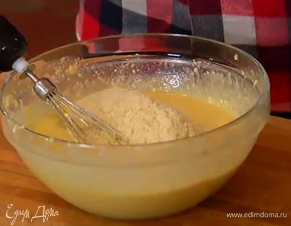 Всыпать миндальную муку и перемешать.