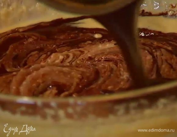 Влить бренди и растопленный шоколад и вымешать тесто.