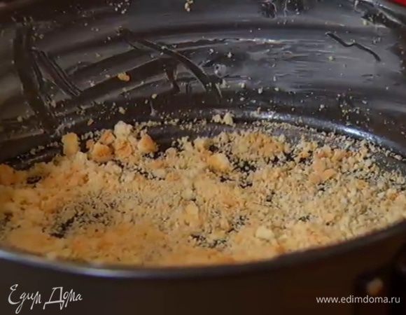 Разъемную форму смазать оставшимся сливочным маслом и раскрошить в нее одно печенье.