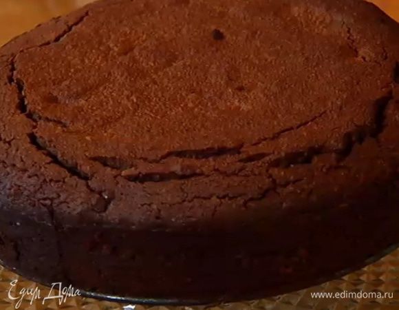 Готовый пирог остудить, затем вынуть из формы и посыпать сахарной пудрой.