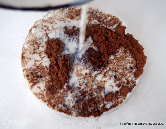 Сначала заварить черемуховую муку.  Молоко  вскипятить, отмерить 100 мл от общего количества молока и залить им черемуховую муку. 