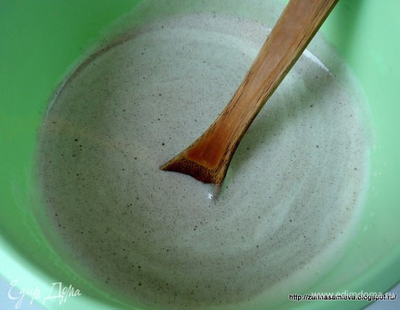 Обе жидкости соединить, черемуховую и яичную. Перемешать.
