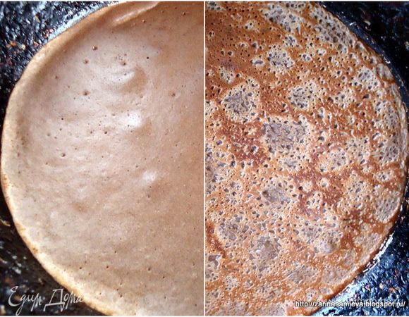 Выпекать блины обычным способом, с двух сторон. Первый раз, смазав сковороду маслом, далее это делать необязательно.
