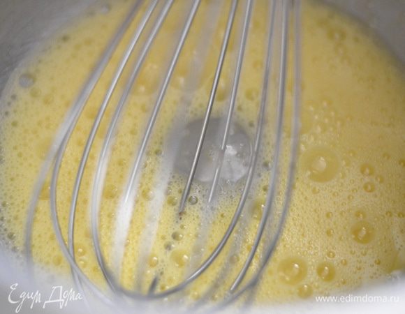 Яйца взбить венчиком с солью и сахаром в пену.