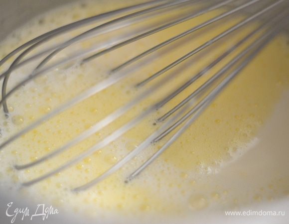 Добавить к яйцам теплое молоко. Веничком перемешать.