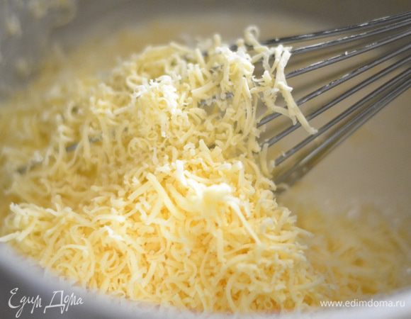 Добавить тертый сыр,растительное масло,перемешать. Если тесто показалась Вам густоватым, добавьте немного кипяченой воды или теплого молока.