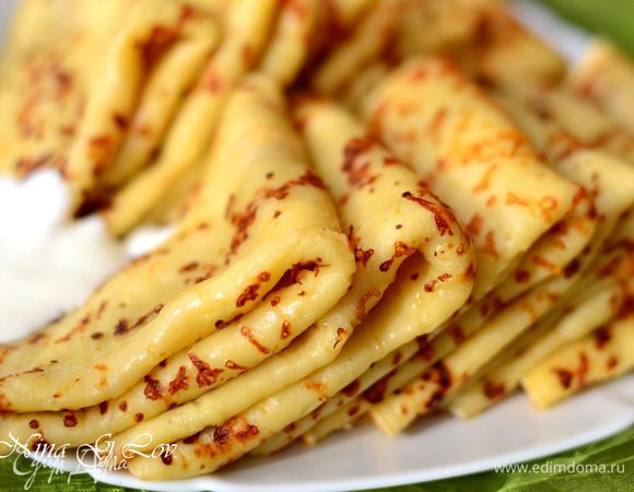 Жарить блин на раскаленной сковородке до золотистого цвета с обоих сторон. Смазать горячие блины сливочным маслом и подавать.