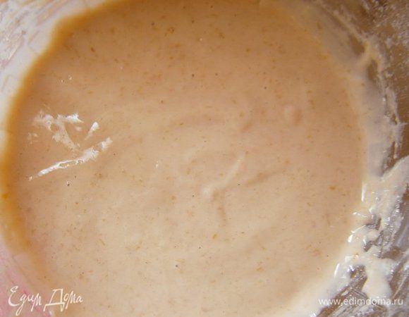 Йогурт, яйцо, соль, сахар и муку хорошо перемешать и взбить венчиком (миксером).