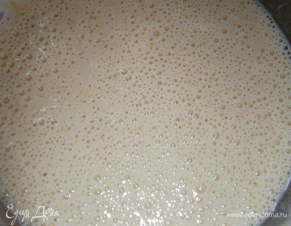 В половину стакана горячей воды всыпать соду,  быстро перемешать и влить в тесто. Перемешать и дать постоять 5 минут.
Добавить в тесто масло, перемешать.