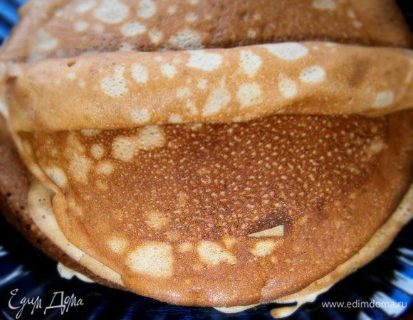 Раскалённую сковороду смазать растительным маслом и испечь тонкие блины.