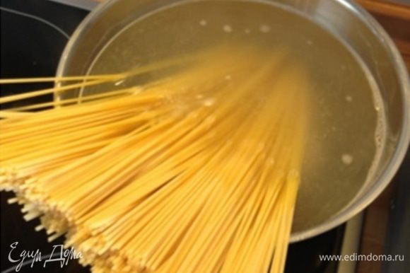 Варим спагетти 10 минут.