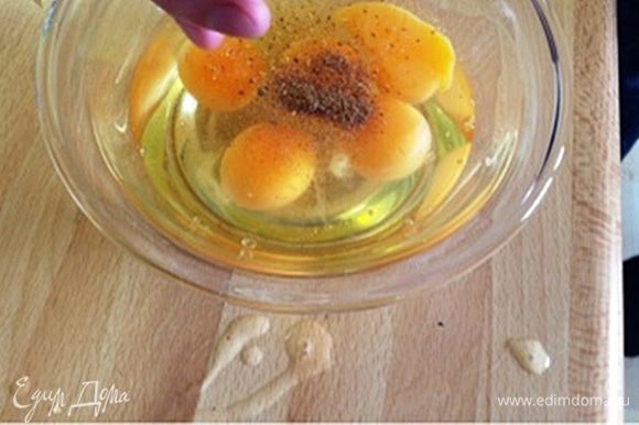 Смешиваем в миске: яйца ,соль и перец -получается яичный соус.