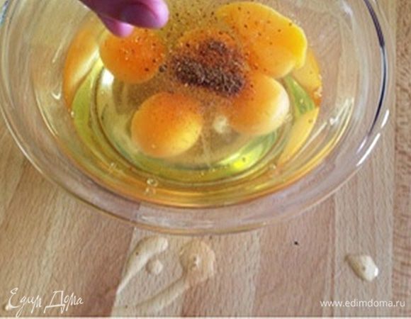 Смешиваем в миске:  яйца ,соль и перец -получается яичный соус. 
