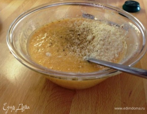 Перемешиваем соус и добавляем перец. 