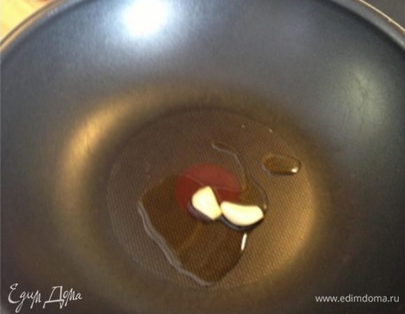 Нагреваем сковороду и кидаем на неё 2 зубчика чеснока.