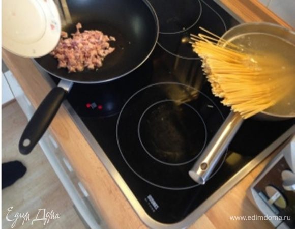 Затем жарим бекон до появления корочки.