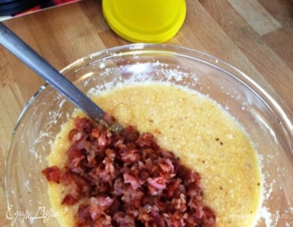 После жарки бекон высыпаем в миску с яичным соусом и перемешиваем.