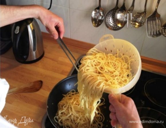 Спагетти выкладываем на сковороду и помешиваем на малом огне.